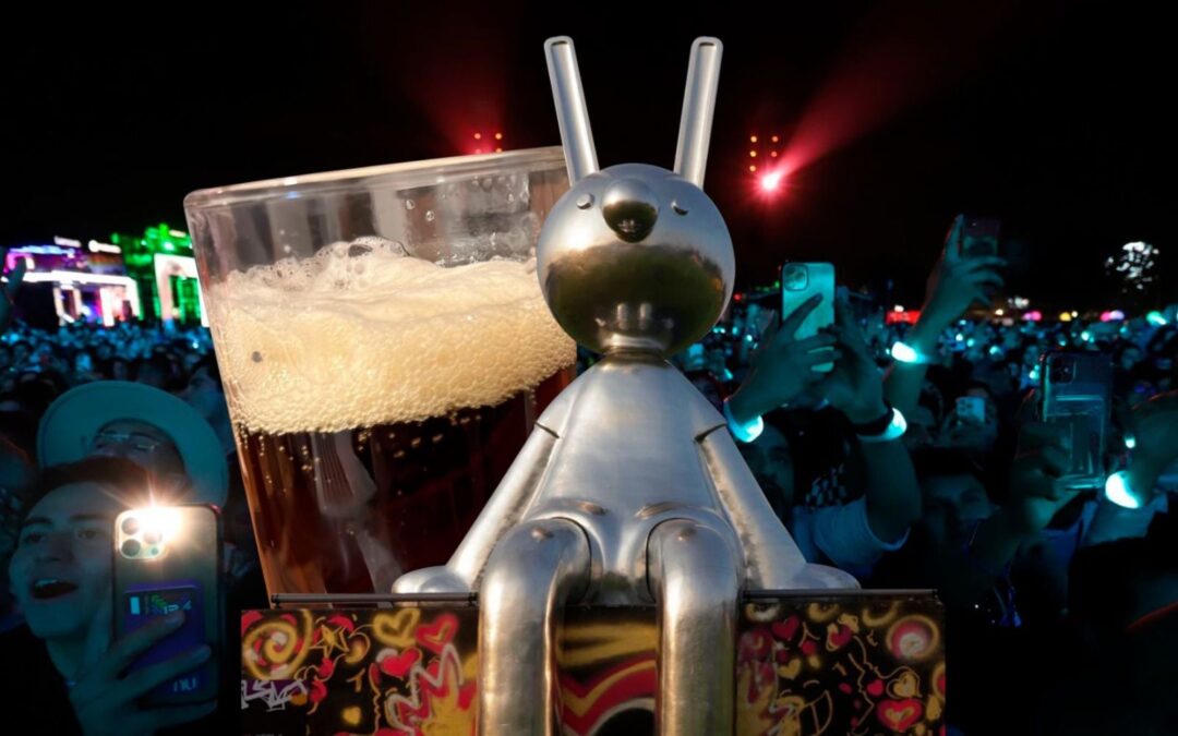 ‘Cheleando’ en el Corona Capital 2024: ¿Cuantó cuestan la cerveza y la comida en el festival?