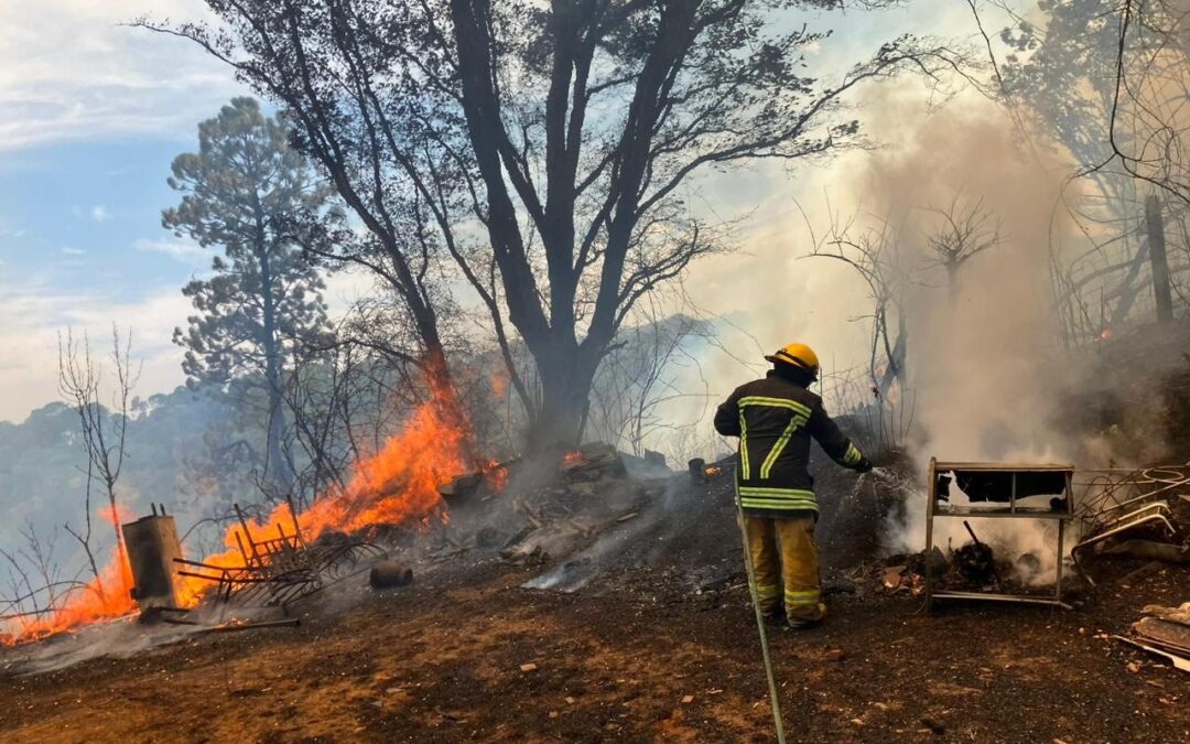 Incendio entre Cuernavaca y Ocuilan mantiene en alerta a familias por bancos de humo