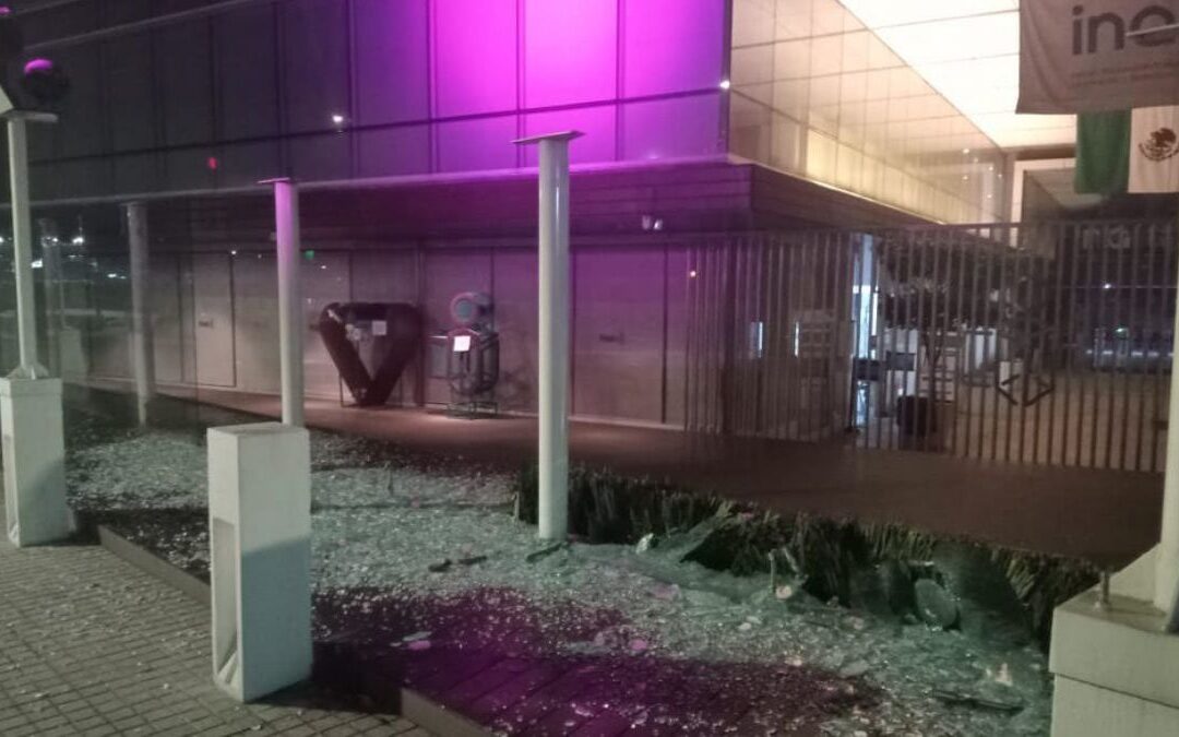(VIDEO) Rompen muro de vidrio del INAI: Así fue el momento del incidente
