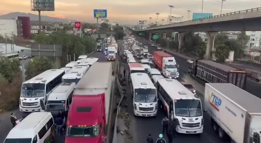 Transportistas bloquean ambos sentidos de la México-Querétaro: ¿Qué tramo es afectado HOY viernes?