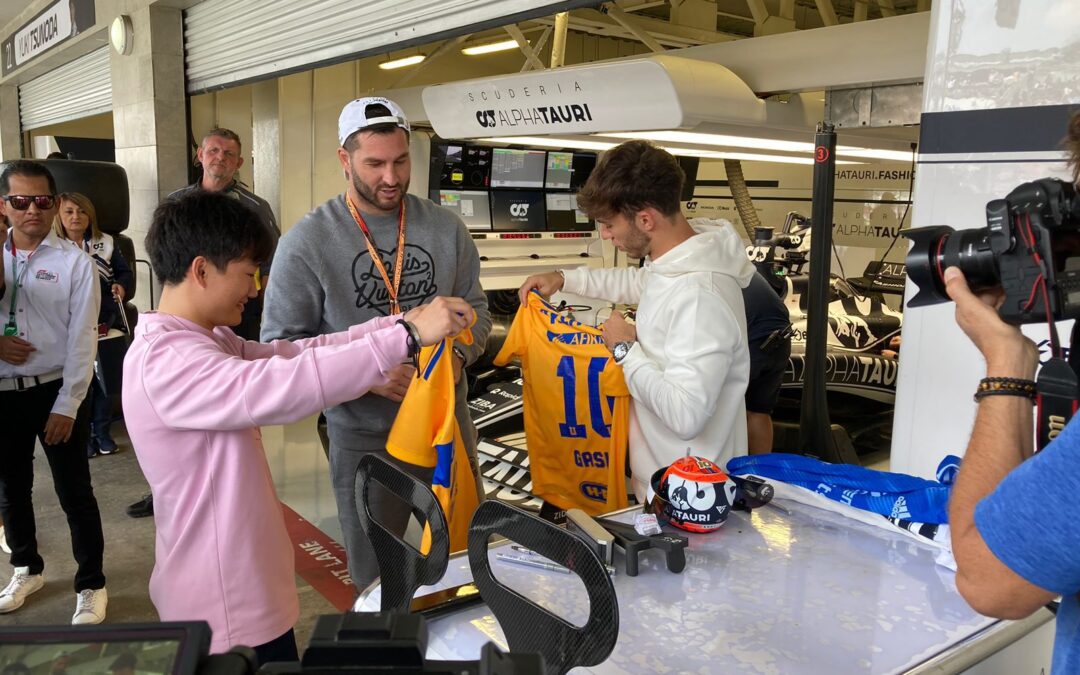 André-Pierre Gignac regala playeras del Tigres a pilotos de F1: ‘Son verdaderos atletas’