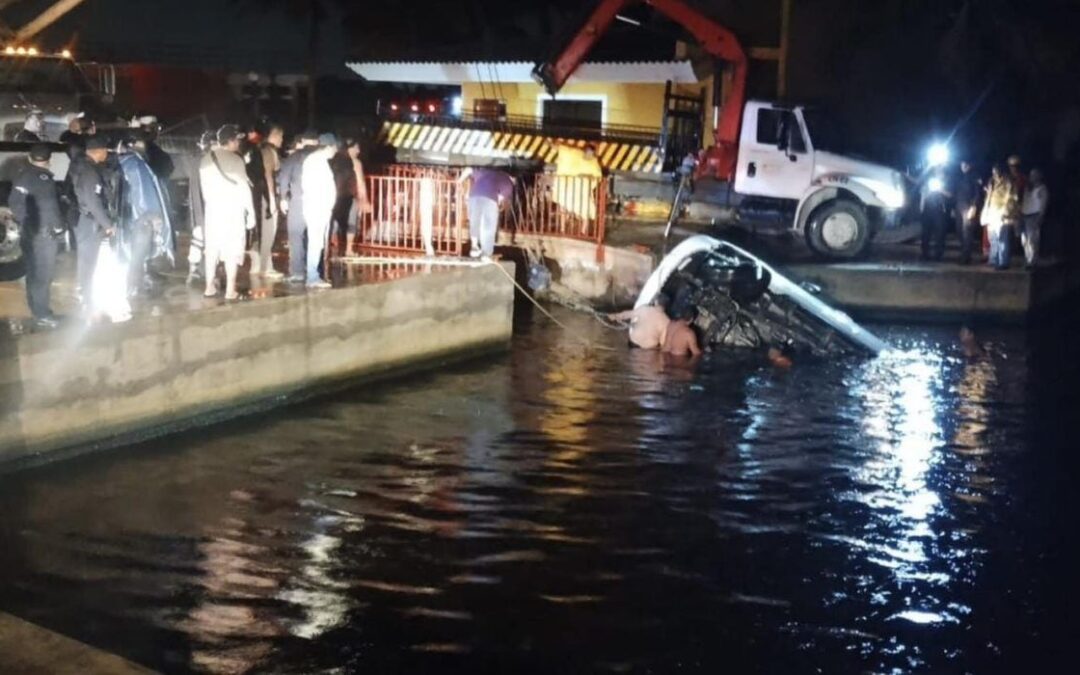 Tragedia en Veracruz: Siete jóvenes mueren ahogados al irse su camioneta a un río
