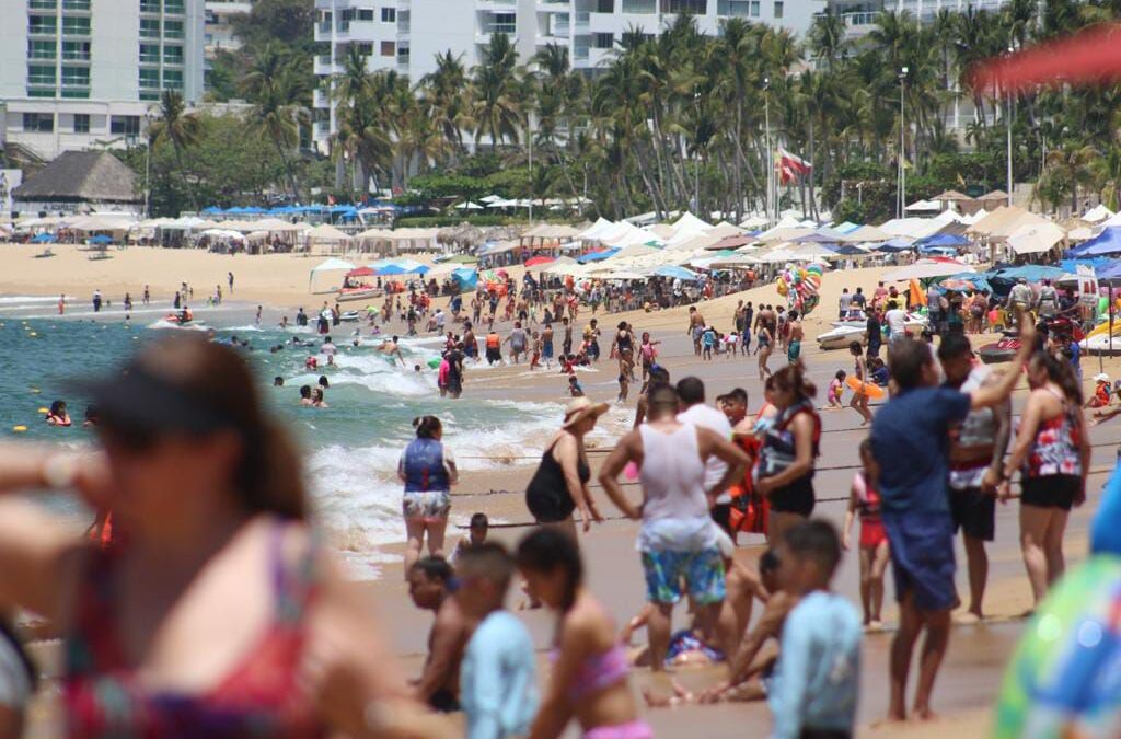 Vacaciones de Semana Santa: Así disfrutan los turistas de las playas de Acapulco