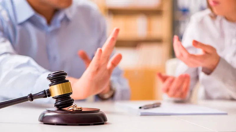 No es Día de los Inocentes: Exbanquero felizmente casado ayuda a otros a divorciarse