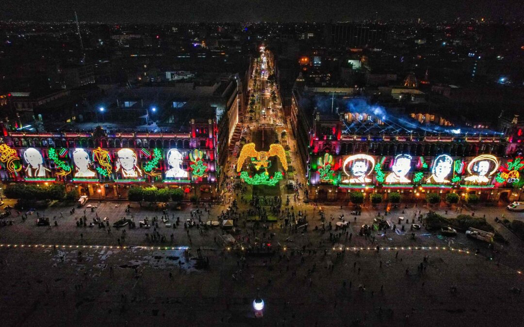 (FOTOS) Zócalo CDMX ‘estrena’ alumbrado del 15 de septiembre y calles peatonales
