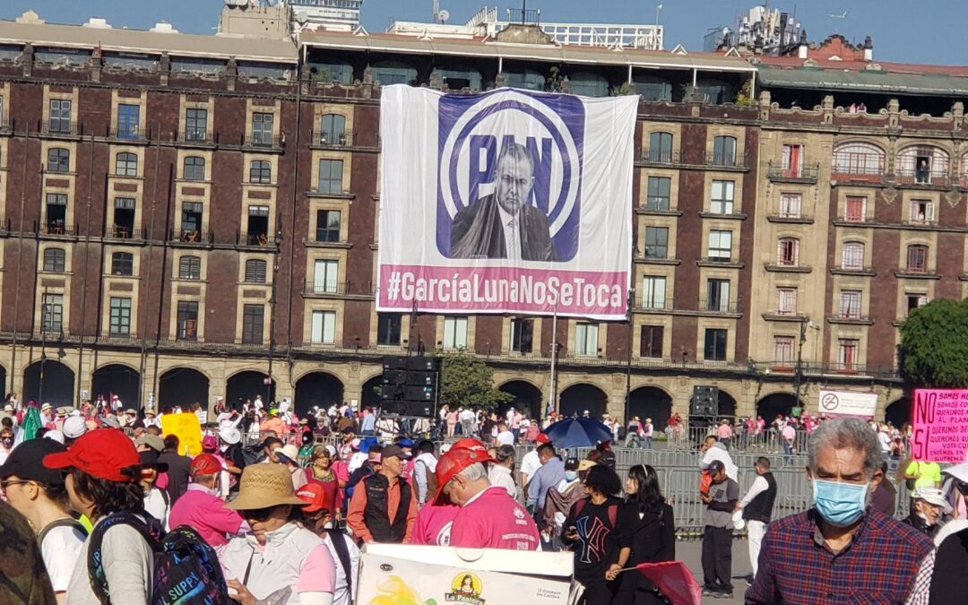 Marcha por el INE: Reciben a manifestantes en Palacio Nacional con manta de Genaro García Luna