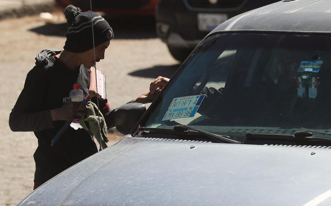 Migrantes sufren extorsiones de policías municipales en la frontera con EU