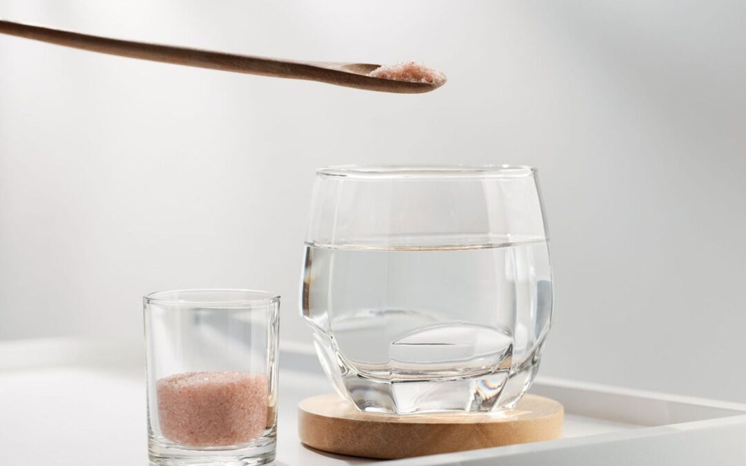 ¿Para qué sirve tomar agua con sal rosa? Los beneficios explicados por un nutriólogo