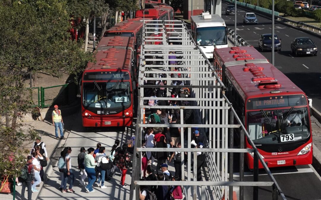 Miércoles de caos vial en CDMX: Líneas de transporte suspenden su servicio