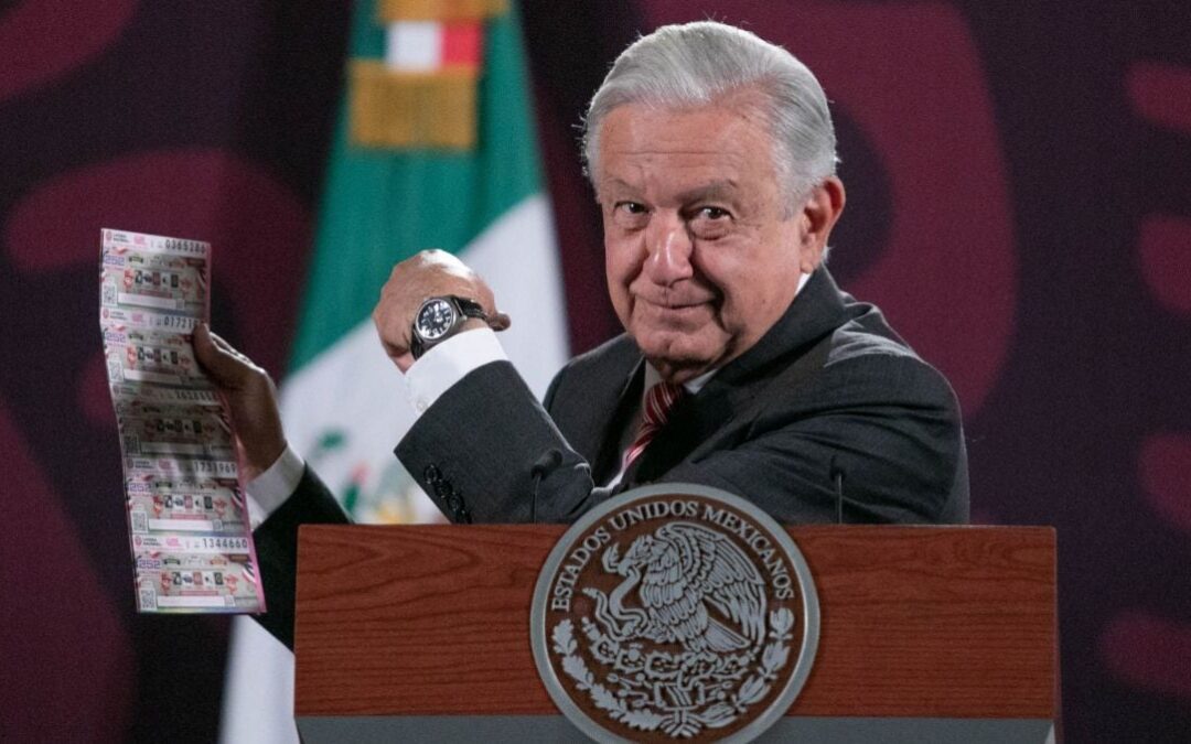 La última ‘mañanera’ de AMLO: Así es el reloj que rifará entre reporteros (FOTOS)