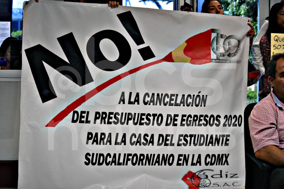Se manifiestan por recorte presupuestal a la Casa del Estudiante Sudcaliforniano