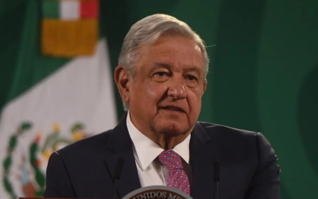 PAN evidencia a AMLO en spot: como precandidato promete bajar la gasolina, ya como presidente dice que no